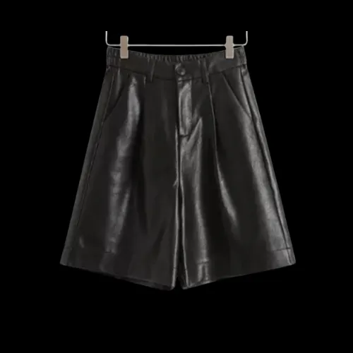 FOREVER CHIC - Women's PU Leather Shorts