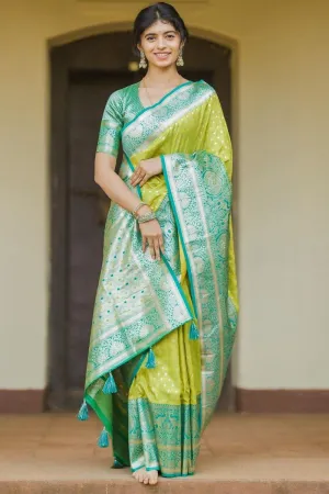 Staggering Parrot Soft Silk Saree With Resplendent Blouse Piece