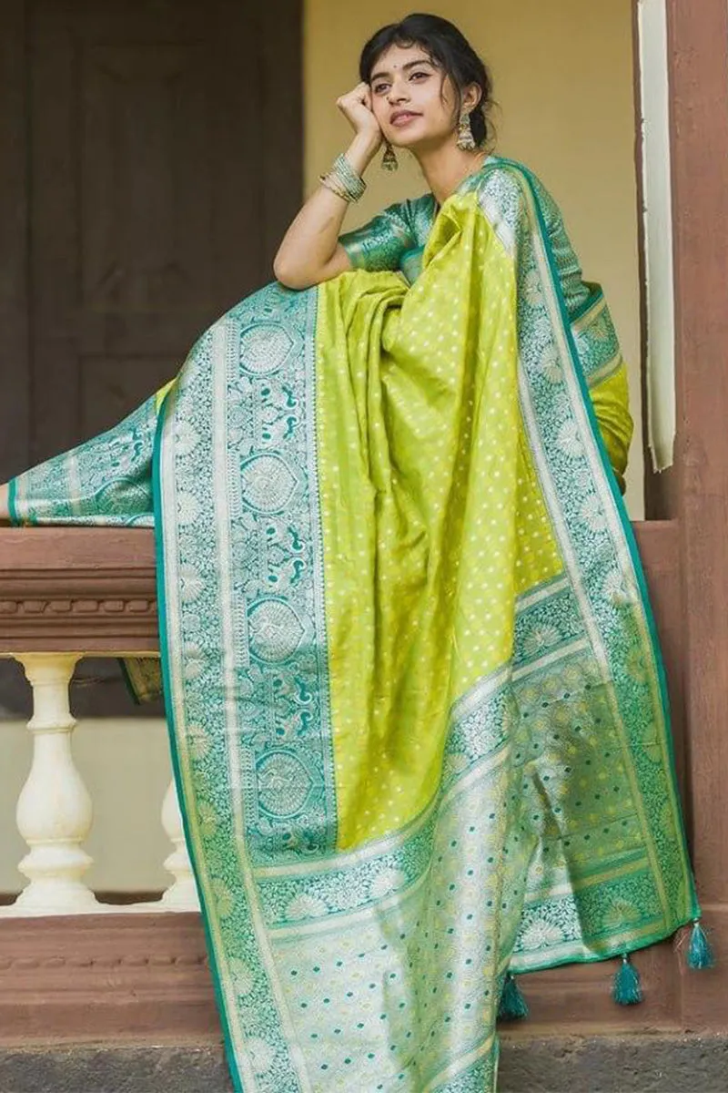 Staggering Parrot Soft Silk Saree With Resplendent Blouse Piece