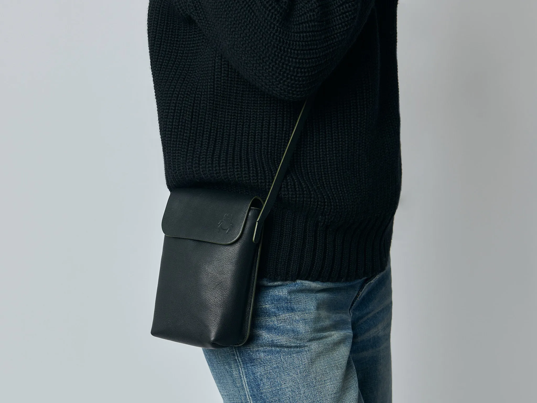 The Connection Phone Bag - black